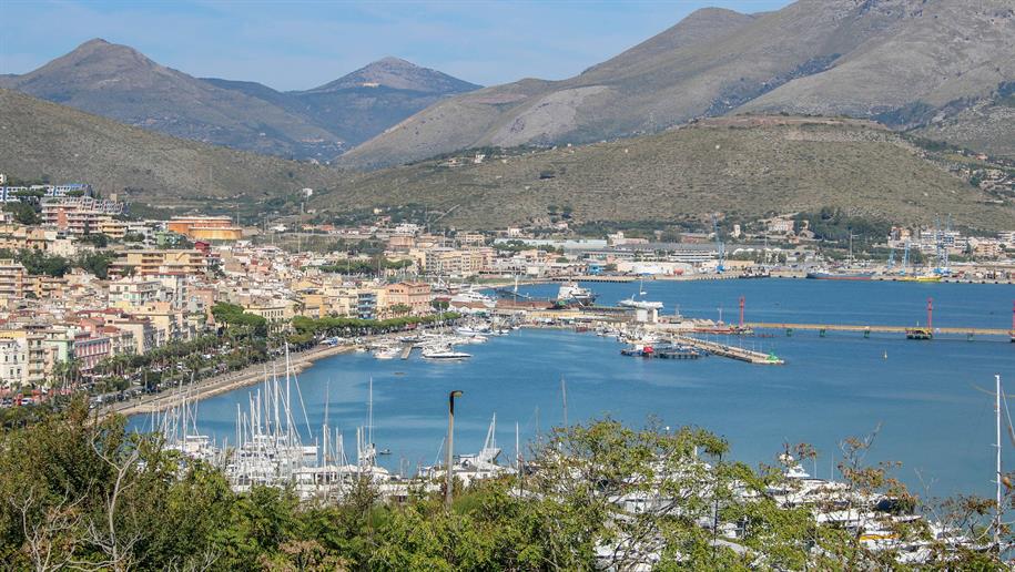 Das Hafenstädtchen Gaeta liegt auf einem Landvorsprung und ist aufgrund seiner grossartigen Lage eine Perle an der latinischen Küste. Die Stadt befindet sich 130 km südöstlich von Rom und 90 km nordwestlich von Neapel.